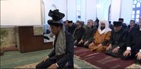 Jokowi saat menjadi imam salat zuhur di Afghanistan.