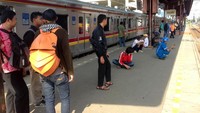 Saat ini KRL telah mengalami perkembangan terutama dalam hal sarana dan prasarana. Sudah tidak ada lagi penumpang yang berjubel di atap kereta. Selain itu tiket KRL juga mengalami perubahan. Saat ini PT KCJ sudah menerapkan e-ticketing. Ibnu Hariyanto/detikcom.