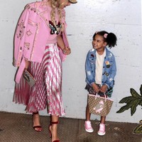 Like mother, like daughter. Ungkapan tersebut rasanya cocok buat Beyonce dan putri pertamanya, Blue Ivy Carter. Betapa tidak, selera gaya Beyonce yang berkelas menurun kepada sang putri. Saat berlibur pun, Blue Ivy tetap modis. (Foto: Dok. Beyonce Knowles)