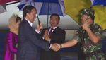 Foto: Saat Anies Berpayung Sambut Jokowi Pulang dari Afghanistan