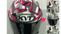 Pebalap Aprilia Aleix Espargaro memakai helm dengan sentuhan warna abu-abu. Di bagian belakang helm tersebut terdapat gambar sepeda, olahraga yang juga digandrungi si pebalap serta wanita yang sedang hamil dengan dua botol susu di sampingnya yang mengindikasikan bahwa Espargaro segera dikaruniai anak kembar. Foto: Twitter @AleixEspargaro