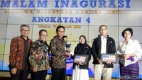 Direktur Hubungan Kelembagaan Sis Apik Wijayanto menandatangani kerjasama dengan Kepala Biro Deputi Perencanaan dan Kerjasama Luar Negeri Kemendikbud Suharti disaksikan oleh Deputi bidang Infrastruktur Bisnis Kementerian BUMN Hambra dan Direktur MSDM dan Kepatuhan BRILIFE Khairi Setiawan saat kegiatan pemberian beasiswa di Jakarta, Selasa (30/1).