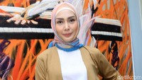 Istri Arie Untung itu jadi lebih hati-hati dalam berbagai hal.