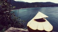 Kelapa muda ini jadi menu makan siang Tara, lho! Lunch like a champion, tulis Tara Basro di laman instagram pribadinya. Foto: Instagram @tarabasro