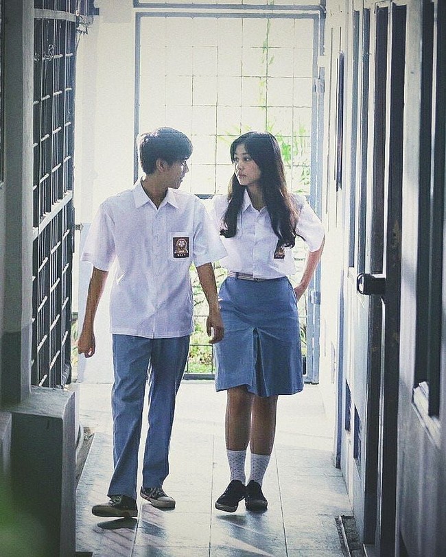 Gaya busana anak SMA tahun 90-an juga memiliki ciri khas yang sama yaitu kemeja yang gombrong. Baik pria maupun wanita biasanya tidak memakai seragam yang fit di badan. Gaya rok SMA jadul yang belah di bagian depan seperti ini sudah jarang ditemukan di era sekarang. Foto: Instagram