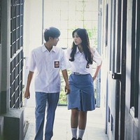 Gaya busana anak SMA tahun 90-an juga memiliki ciri khas yang sama yaitu kemeja yang gombrong. Baik pria maupun wanita biasanya tidak memakai seragam yang fit di badan. Gaya rok SMA jadul yang belah di bagian depan seperti ini sudah jarang ditemukan di era sekarang. Foto: Instagram