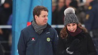Kate Middleton berinteraksi dengan anak-anak di ice rink