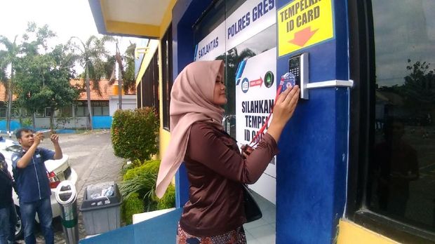 ID card yang diberikan di pintu gerbang digunakan untuk membuka pintu pelayanan