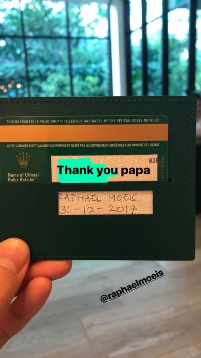 Saat baru lahir, bayi Sandra Dewi yang dinamai, Raphael Moeis, sudah mendapatkan hadiah mewah dari ayahnya, Harvey Moeis. Harvey yang dikenal sebagai pengusaha itu memberikan anak laki-lakinya jam tangan Rolex yang harganya ratusan juta rupiah. Sandra pun mengunggah foto kartu garansi arloji Rolex dengan nama anaknya itu ketika sang bayi baru berusia 10 hari. Foto: Instagram