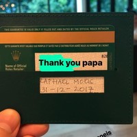 Saat baru lahir, bayi Sandra Dewi yang dinamai, Raphael Moeis, sudah mendapatkan hadiah mewah dari ayahnya, Harvey Moeis. Harvey yang dikenal sebagai pengusaha itu memberikan anak laki-lakinya jam tangan Rolex yang harganya ratusan juta rupiah. Sandra pun mengunggah foto kartu garansi arloji Rolex dengan nama anaknya itu ketika sang bayi baru berusia 10 hari. Foto: Instagram