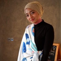 Untuk menyulap scarf motif jadi outerwear ini cukup mudah. Pertama, lipat scarf menjadi segitiga. Pakai menyilang di bahu, ikat dua ujung scarf di pinggang, selesai. (Foto: Instagram)