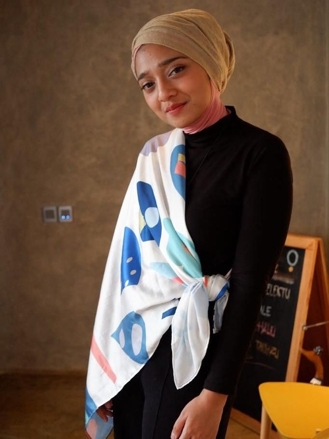 Untuk menyulap scarf motif jadi outerwear ini cukup mudah. Pertama, lipat scarf menjadi segitiga. Pakai menyilang di bahu, ikat dua ujung scarf di pinggang, selesai. (Foto: Instagram)