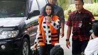 Bupati Kukar nonaktif Rita Widyasari langsung tebar senyum manis saat tiba di gedung Merah Putih, Jakarta, Selasa (30/1/2018).