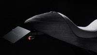 Pertama, RC51 lansiran 2002 itu dilucuti dari bagian bodyword dan pencahayaannya. Menggunakan solid stock geometry, desain bergaris membuat motor tersebut seketika menjadi misterius. Foto: Pool (Rideapart)