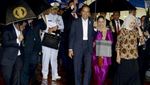 Foto: Saat Anies Berpayung Sambut Jokowi Pulang dari Afghanistan