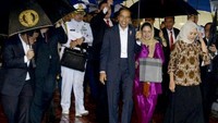 Pesawat Kepresidenan Indonesia-1 yang membawa Presiden Jokowi dan Ibu Negara Iriana mendarat di Pangkalan TNI AU Halim Perdanakusuma, Jakarta Timur sekira pukul 05.20 WIB, Selasa (30/1). Jakarta saat itu diguyur hujan.