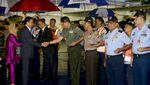 Foto: Saat Anies Berpayung Sambut Jokowi Pulang dari Afghanistan