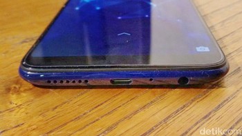Bagian bawah terdapat port micro USB dan jack audio.  (Foto: detikINET/Adi Fida Rahman)