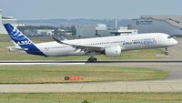 Airbus A350-900 memiliki bodi berbahan karbon fiber dan diperkuat bahan polimer. Pesawat ini bisa menampung sebanyak 325 orang dengan harga per unit US$ 308,1 juta. Istimewa/Antaeustravel.