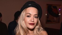 Rita Ora yang tampil seksi dengan gaun hitamnya. Foto: Getty Images