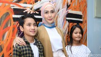 Fenita Arie dan buah hatinya saat ditemui di kawasan Kebayoran Baru, Jakarta Selatan pada Senin (29/1). Pool/Palevi S/detikFoto.