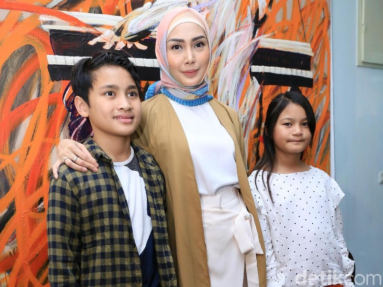 Sudah Berhijab, Fenita Arie akan Pergi Umrah Bareng Keluarga Sudah Berhijab, Fenita Arie akan Pergi Umrah Bareng Keluarga