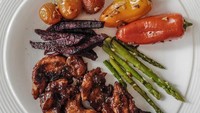 Sharena memang selalu membuat sajian makanan dengan tatanan yang cantik. Chicken BBQ yang dibuat khusus untuk si kecil. Foto: Instagram @mrssharena