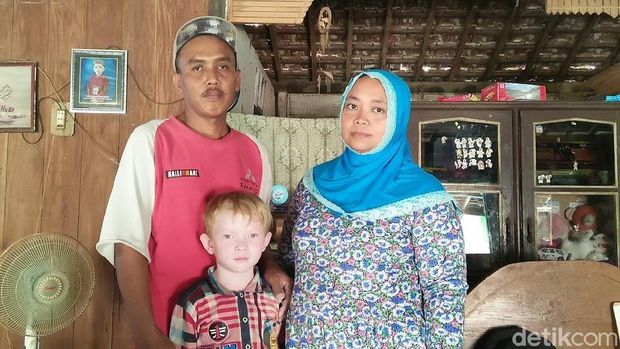 Shandy Aprindo bersama ayah dan ibunya. 