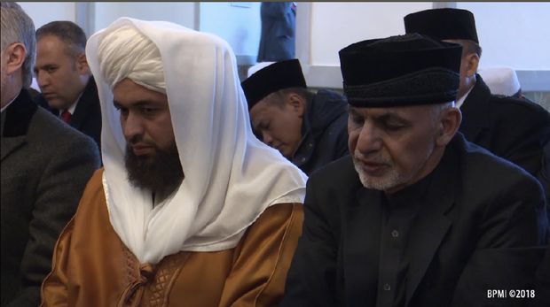 Presiden Ghani terlihat khusyuk berdoa