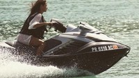 Tidak sekedar bersantai dan berjemur, dia juga bermain jetski dan kayak. (officialjessicacaban/Instagram)