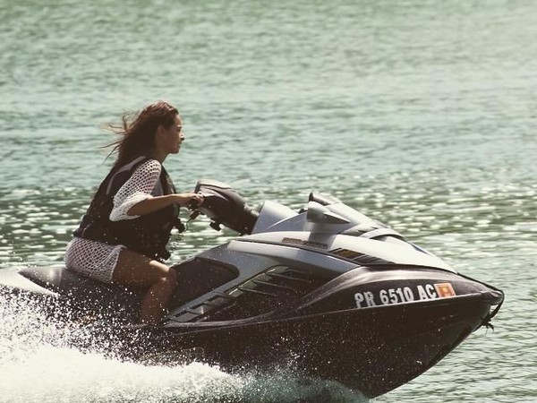 Tidak sekedar bersantai dan berjemur, dia juga bermain jetski dan kayak. (officialjessicacaban/Instagram) Tidak sekedar bersantai dan berjemur, dia juga bermain jetski dan kayak. (officialjessicacaban/Instagram)