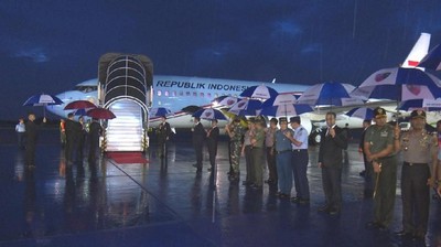 Foto: Saat Anies Berpayung Sambut Jokowi Pulang dari Afghanistan
