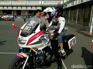 Polwan Bermoge Blusukan ke Sekolah di Garut