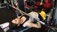 Salah satu latihan yang dilakukan Nabila bila sedang di gym adalah latihan beban. (Instagram/nsyakieb85)
