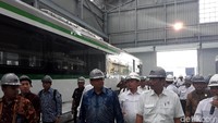 Menko Kemaritiman Luhut Panjaitan dan Menteri Perindustrian Airlangga Hartarto mengecek kereta LRT Jabodebek di pabrik INKA, Madiun. Sugeng Harianto/detikcom.