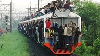 Dulu penumpang KRL juga berjubel hingga ke atap. Istimewa.