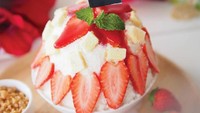 Yang ini strawberry patbingsu. Es serut dengan ea krim, irisan strawberry, whipped cream dan saus strawberry. Foto: Instagram Code Dessert