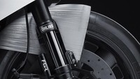 Sudah menggendong mesin berkapasitas 999cc, 90-degree liquid-cooled, DOHC, V-Twin bertenaga RC51 (VTR1000 atau RVT1000R) tidak membuat mereka puas. Dengan berbagai usaha, motor sport dari Honda karya kakak-beradik itu mampu merilis tenaga maksimum hingga 20 persen lebih besar dari versi standarnya dengan bodi yang lebih aerodinamis dan menggiurkan. Foto: Pool (Rideapart)