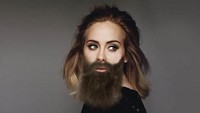 Penampilan Adele dengan kumis dan jenggot tebal. (Dok. Bored Panda)