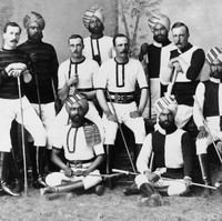 Turban tak hanya dipakai oleh kaum pria Afghanistan, tapi juga atribut pria India. Biasanya, turban di India menandakan kasta sang pemakai. Ini foto para pangeran India bersama atlet polo Inggris pada tahun 1880. (Foto: Getty Images)