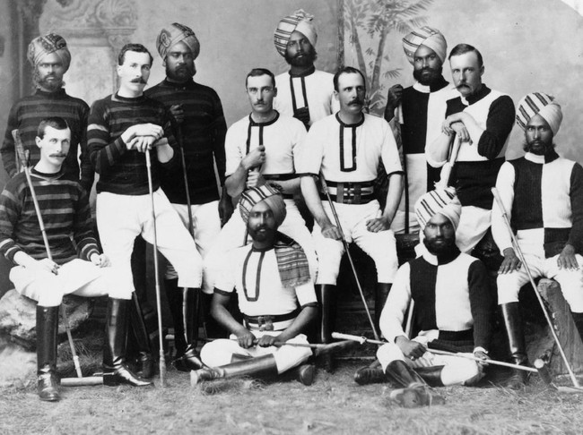 Turban tak hanya dipakai oleh kaum pria Afghanistan, tapi juga atribut pria India. Biasanya, turban di India menandakan kasta sang pemakai. Ini foto para pangeran India bersama atlet polo Inggris pada tahun 1880. (Foto: Getty Images)