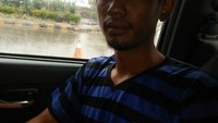 Sopir yang mengemudikan truk terguling. 