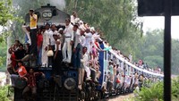 Dengan populasi yang mencapai 1,2 miliar pada 2016, suasana penumpang di kereta tersebut terlihat begitu ekstrim. Istimewa/Business Insider.