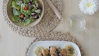 Ini sajian masakan yang dibuat khusus oleh Sharena untuk suami dan anaknya. Salmon madu dengan paduan salad sayuran sepertinya jadi makanan favorit keluarga mereka. Foto: Instagram @mrssharena
