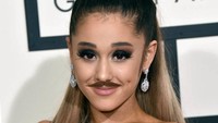  Duh, Ariana Grande tetap manis nggak yah dengan kumis? (Dok. Bored Panda)