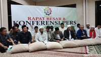 Mungkin cara manajemen saja. Kalau kita (Presidium Alumni 212) kolektif-kolegial. Kalau mereka (Persaudaraan Alumni 212) mungkin sistem seperti halnya partai politik dan sebagainya. Kita tidak tahu. Saya kira lebih bagusnya kalian tanya. Sistem seperti apa, kata juru bicara Presidium Alumni 212 Aminuddin di sekretariat PA 212, Jalan Tebet Timur Dalam Raya, Jaksel, Senin (29/1/2018).