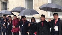 Kali ini giliran rombongan dari Indonesia yang mengantre untuk bersalaman dengan Presiden Ghani. Terlihat di antrean itu ada Menlu Retno LP Marsudi, Dubes RI untuk Afghanistan Arief Rachman, Seskab Pramono Anung, Koordinator Staf Khusus Presiden Teten Masduki, beserta jajarannya. (Foto: Dok. Instagram Jokowi)