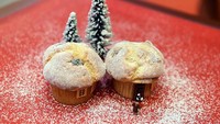 Ada muffin bertabur gula halus. Tapi ada miniatur orang di depannya. Muffin ini seperti rumah yang tertutup salju di musim dingin. Foto: Istimewa