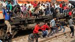 Bikin Merinding! Kereta di India Sampai Begini Lho