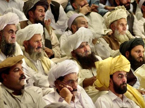 Seperti peci di Indonesia, turban umum dipakai di Afghanistan.